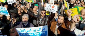 Eine Anti-"Charlie Hebdo"-Kundgebung in Teheran, am 23. Januar. "Wir leben Mohammed", steht auf den Schildern, außerdem "Nieder mit Israel" und "Nieder mit dem zionistischen Frankreich". 