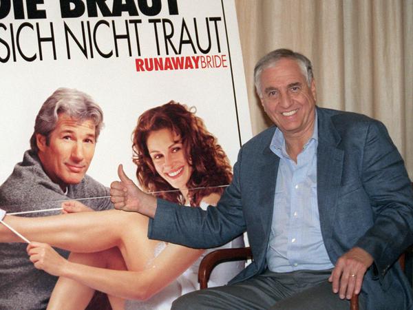 Gary Marshall vor dem Plakat seines zweiten Films mit Richard Gere und Julia Roberts, "Die Braut, die sich nicht traut" (1999).