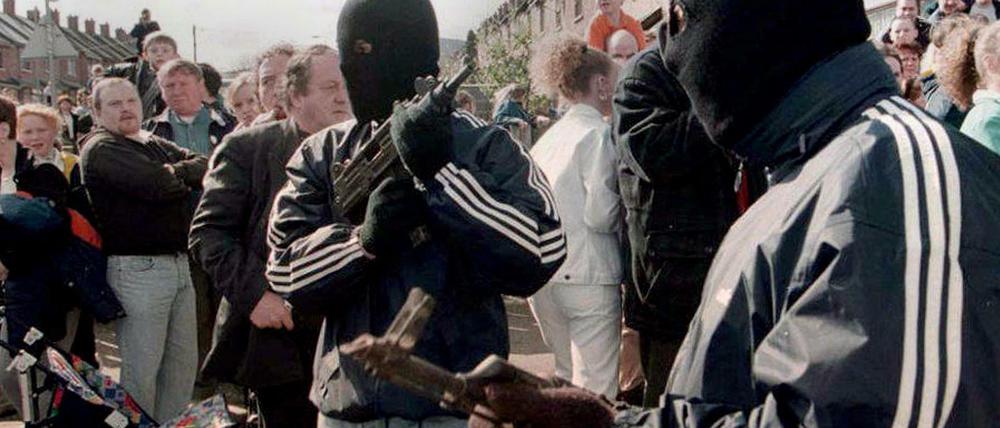 April 1997. Mitglieder der IRA mit automatischen Waffen während einer republikanischen Osterparade im Norden Belfasts.