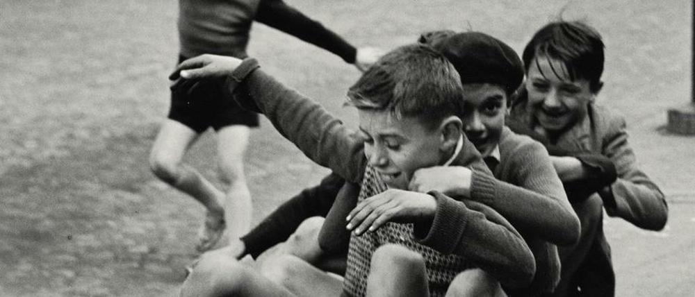 Enfants jouant, rue Edmond-Flamand, Paris (1952)