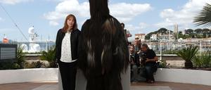Maren Ade 2016 in Cannes, mit dem Kukeri-Kostüm, das Peter Simonischek als "Toni Erdmann" trägt. 