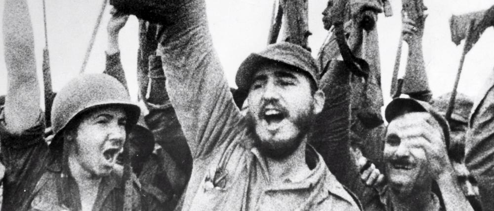 Der spätere Präsident Fidel Castro und seine Kämpfer demonstrieren im Mai 1957 in der Sierra Maestra mit dem Spruch "Wir leben noch". Castro führte einen Guerillakampf gegen das Batista Regime, das mitgeteilt hatte, dass die Rebellen aufgerieben und vernichtet seien. Anfang 1959 siegte die Kubanische Revolution.