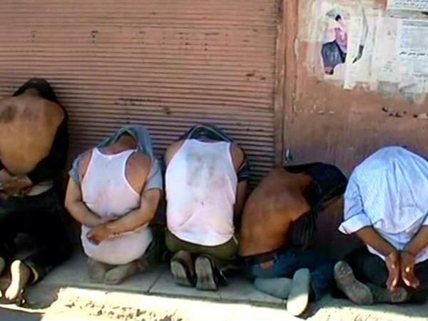 Menschen werden von den Regierungstruppen verhaftet und verschwinden. Diese fünf Männer sollen angeblich bewaffnet gewesen sein. Amnesty International spricht mittlerweile von über 13.000 Massenhinrichtungen in syrischen Gefängnissen.