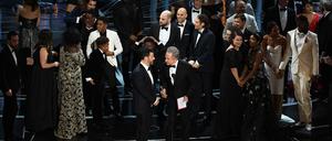 Moment der Verwirrung. Die Crews von "La La Land" und dem eigentlichen Gewinner "Moonlight" auf der Oscar-Bühne.