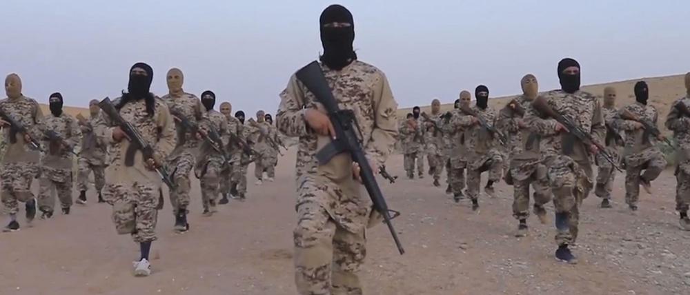 IS-Kämpfer in Deir ez-Zor (Syrien) . Dieses Standbild entstammt einem undatierten Propaganda-Video, welches von der Terrormiliz Islamischer Staat am 19.05.2017 ins Internet gestellt wurde.