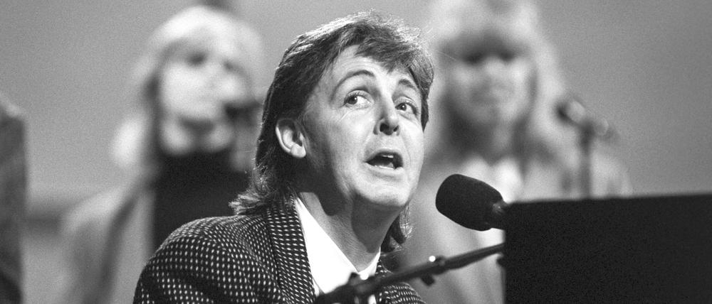 1986, London: Paul McCartney probt für eine Solo-Varieté-Aufführung im Theatre Royal.