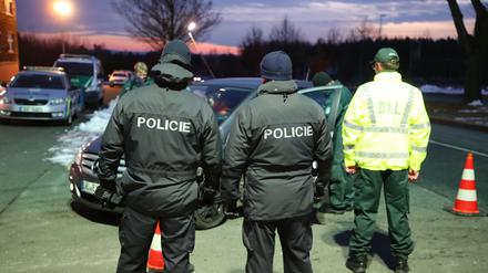 Polizisten untersuchen an der Grenze zu Tschechien Fahrzeuge nach Drogen.