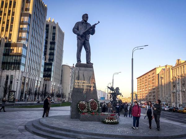 Das im September neu aufgestellte Denkmal von Mikhail Kalaschnikow.
