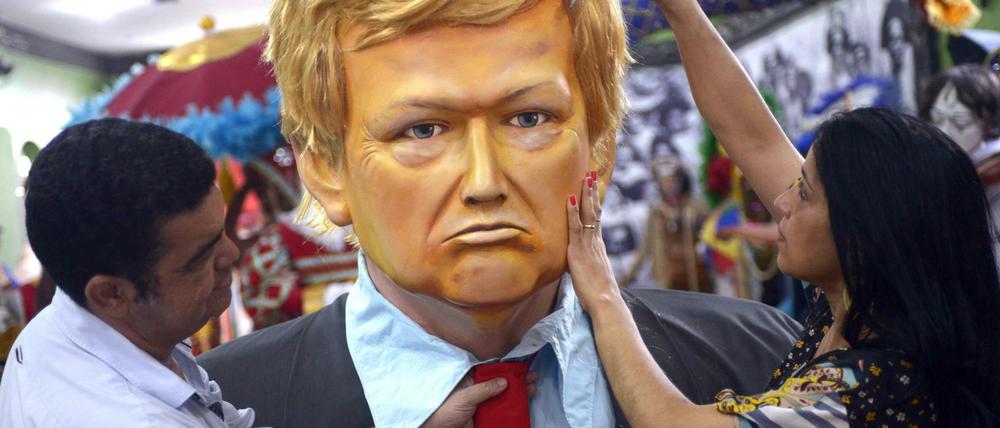 Armer Trump. Auch in Brasilien macht man sich über ihn lustig. Hier wird eine Puppe von ihm angefertigt, die beim Karneval von Olinda zum Einsatz kommen soll.