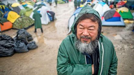 Vor Ort. Der chinesische Künstler Ai Weiwei besucht im März 2016 ein Flüchtlingscamp in der Nähe von Idomeni in Griechenland. 