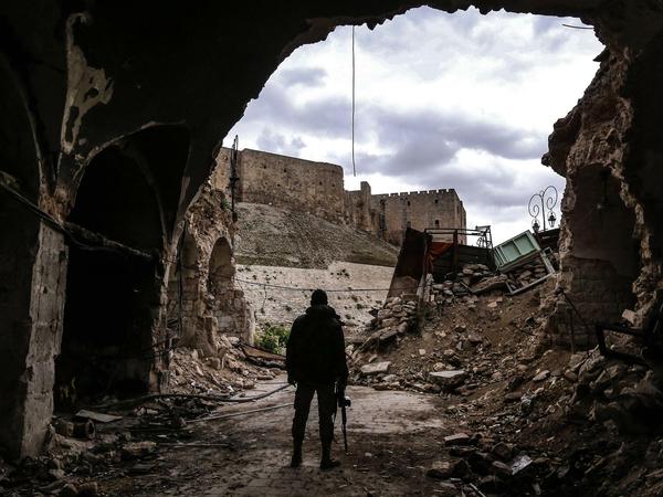 Blick aus dem zerstörten Basar Anfang März 2016 auf die Zitadelle Aleppos.  
