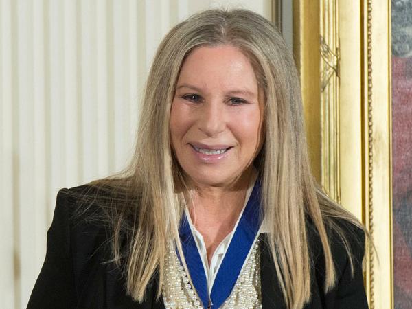 US-Sängerin Barbra Streisand 2015 mit der US-Freiheitsmedaille. 