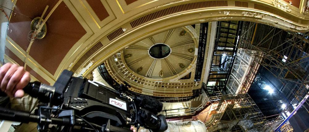 ARCHIV - Die restaurierte Saaldecke der Staatsoper Unter den Linden. Die Wiedereröffnung des Opernhauses soll im Herbst 2017 stattfinden.