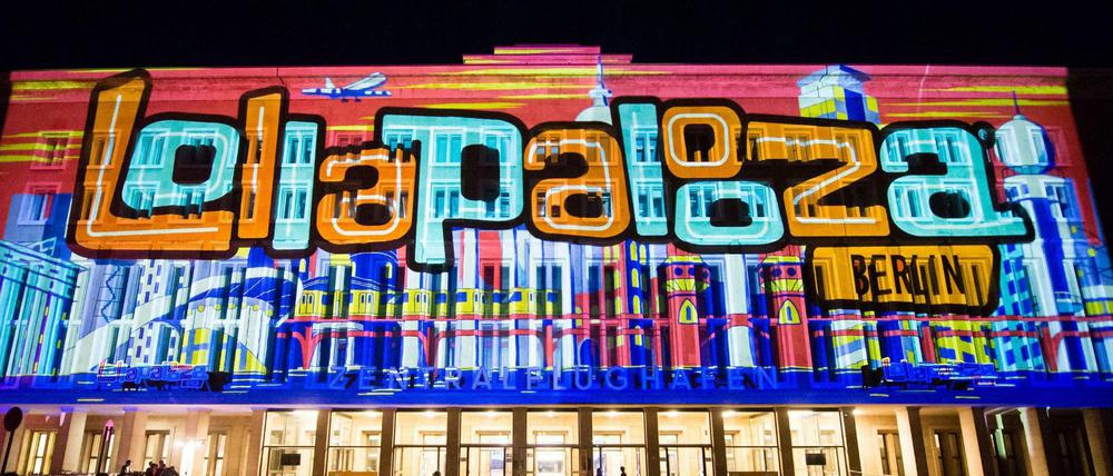 Lollapalooza strahlt. Hier 2015 bei der Berliner Premiere auf dem Gelände des einstigen Tempelhofer Flughafens. Das bunte Logo schmückte den Eingang des Airport-Gebäudes. 