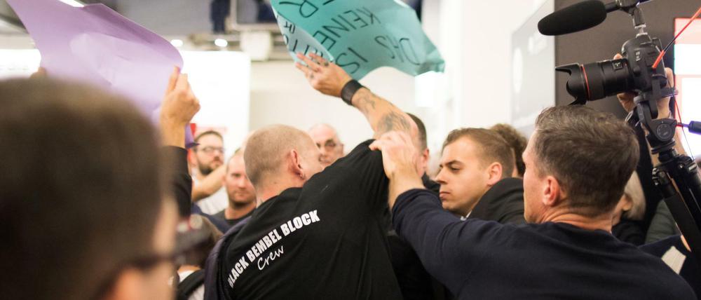 Zu Protesten und gewalttätigen Vorfällen war es vor allem am Samstag auf der Buchmesse gekommen, unter anderem bei einer Podiumsdiskussion mit dem AfD-Mann Björn Höcke. 