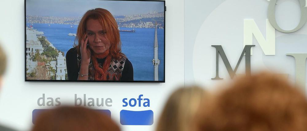 Die türkische Autorin Asli Erdogan auf der Leipziger Buchmesse, per Skype zugeschaltet aus Istanbul.