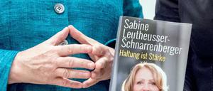 Bundeskanzlerin Angela Merkel bei der Vorstellung des neuen Buches der ehemaligen Justizministerin Sabine Leutheusser-Schnarrenberger
