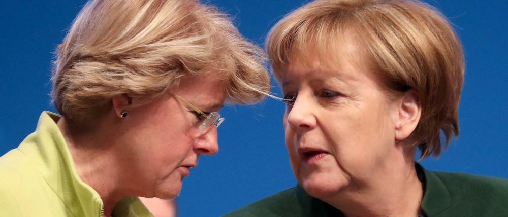 Zwei Spitzenpolitikerinnen. Kulturstaatsministerin Grütters und Kanzlerin Merkel wissen um den Machtkampf aus Frauenperspektive. Grütters will nun die Chancen für Frauen in der Kultur- und Medienbranche verbessern. 