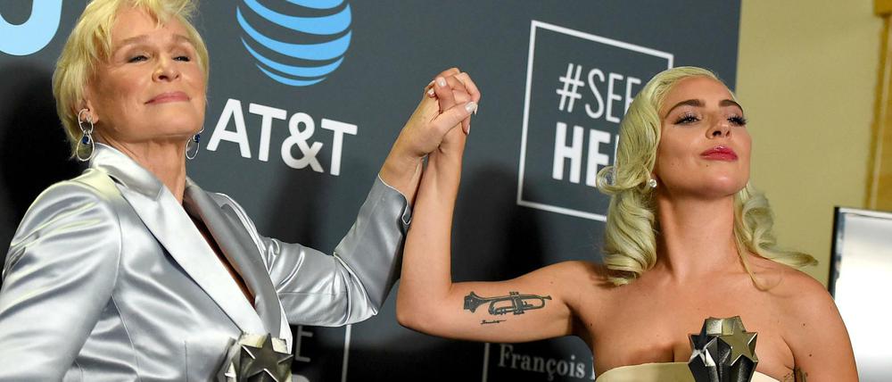 Glenn Close (l) und Lady Gaga halten ihre geteilten Auszeichnungen als beste Schauspielerinnen.