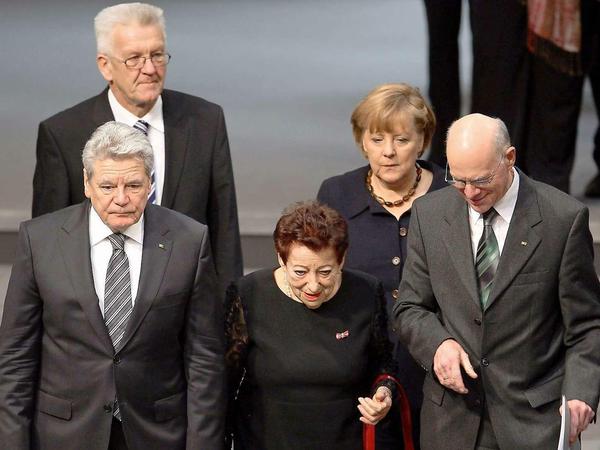 Inge Deutschkron (Mitte) im Bundestag, mit Bundespräsident Joachim Gauck, Winfried Kretschmann (Bündnis 90/Die Grünen), Kanzlerin Angela Merkel und Bundestagspräsident Norbert Lammert (v.l.n.r.)