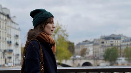 Mélanie (Ana Girardot) gehört zu den vielen einsamen Seelen, die durch die Straßen von Paris treiben.