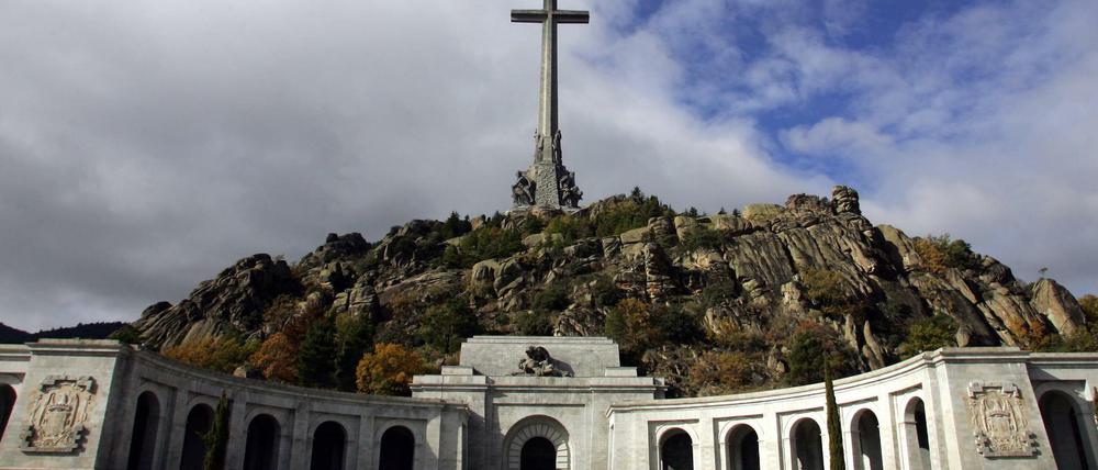 Heldenplatz. Das pompöse Grabmal von General Franco in San Lorenzo de El Escorial, nördlich von Madrid. 