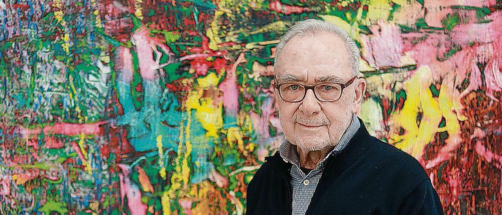 Gerhard Richter im Atelier vor einem neuen Bild, 2016.