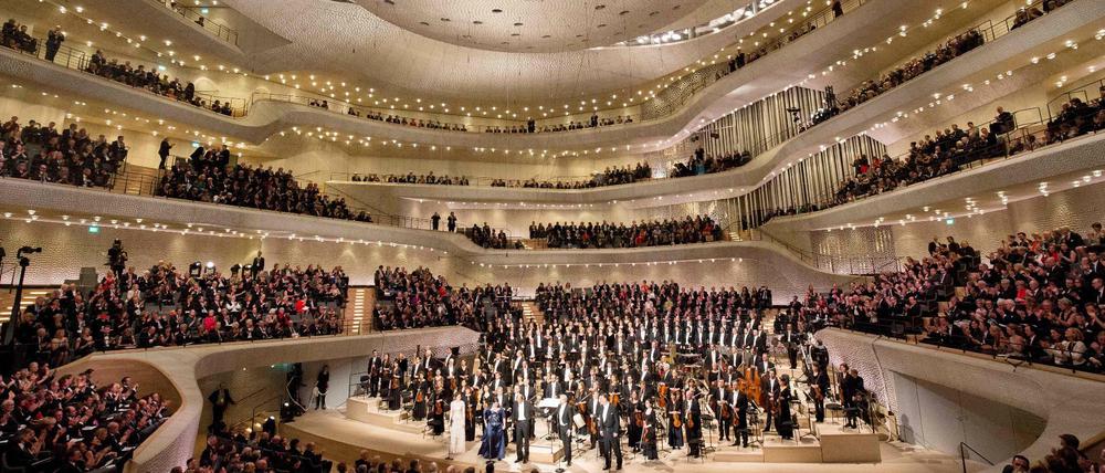 Der große Saal am Eröffnungsabend, mit dem NDR Elbphilharmonie Orchester unter Thomas Hengelbrock. 