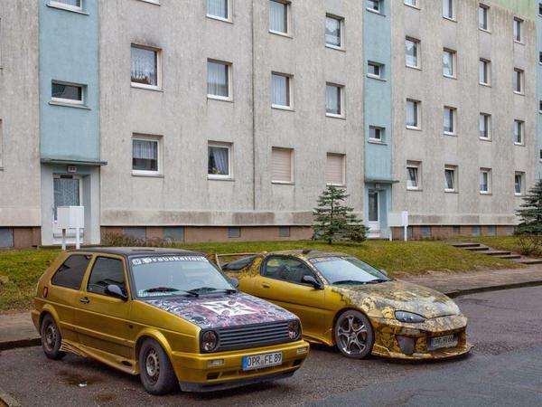 Gold und mit einem Eisernen Kreuz bedruckt - diese zwei Autos standen vor einer Wohnsiedlung in Wittstock.