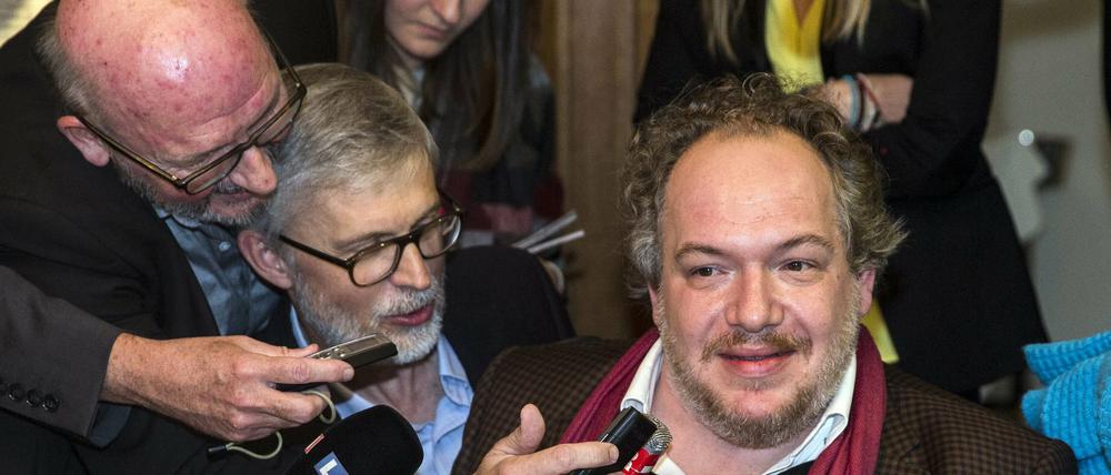 Der Schriftsteller Mathias Énard, umringt von Reportern im Restaurant Drouant in Paris, wo die Prix-Goncourt-Preisverkündung stattfand