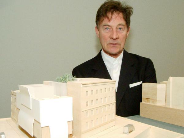 Der Berliner Sammler und Mäzen Heiner Bastian 2003 bei der Vorstellung der Pläne zu Chipperfields Galeriehaus am Kupfergraben.