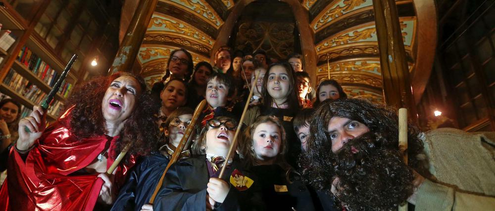 Vorfreude auf die Fortsetzung. Kostümierte Kinder bei einer Harry-Potter-Nacht in einer Buchhandlung in Porto.