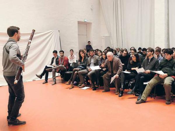 Unter den Augen des Maestros. Daniel Barenboim inmitten seiner Studierenden einer Masterclass in der Barenboim-Said Akademie, an der nun 37 junge Musikerinnen und Musiker aus dem Nahen Osten gemeinsam studieren. 