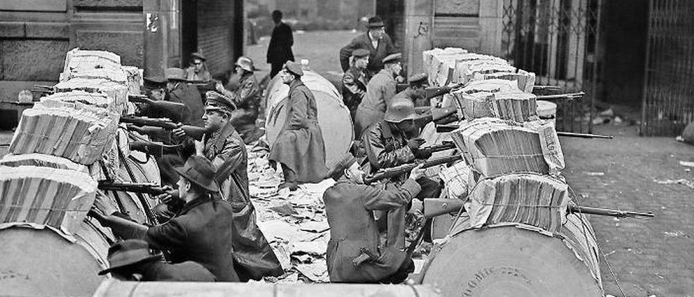 Spartakisten hinter Zeitungspapierrollen beim Barrikadenkampf in der Schützenstraße am 11. Januar 1919.
