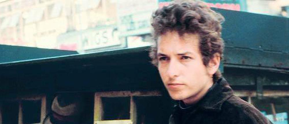Denn er wusste, was er tat. Bob Dylan in den frühen Sechzigern in New York. Der Outlaw mit der E-Gitarre blitzt schon in seinen Augen.