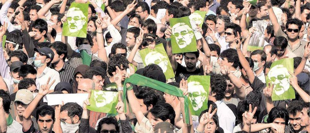 Im Namen von Mir-Hossein Mussawi. Demonstration gegen Präsident Ahmadinedschad in Teheran am 15. Juni 2009. Foto: p-al / dpa
