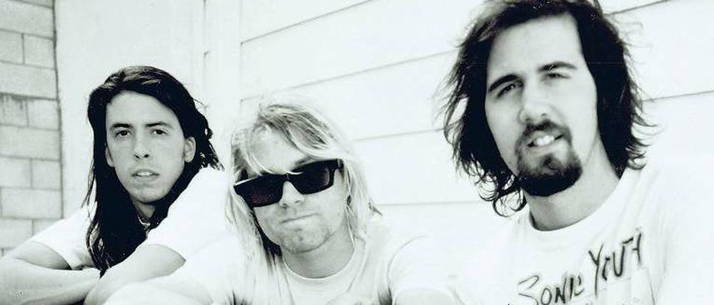 Die drei von der Grungestelle. Dave Grohl, Kurt Cobain und Krist Novoselic waren Nirvana. Vor zwanzig Jahren erschien ihr epochales Album „Nevermind“. Für viele Fans war die Band der ultimative Begleiter auf dem schweren Weg ins Erwachsenendasein. 