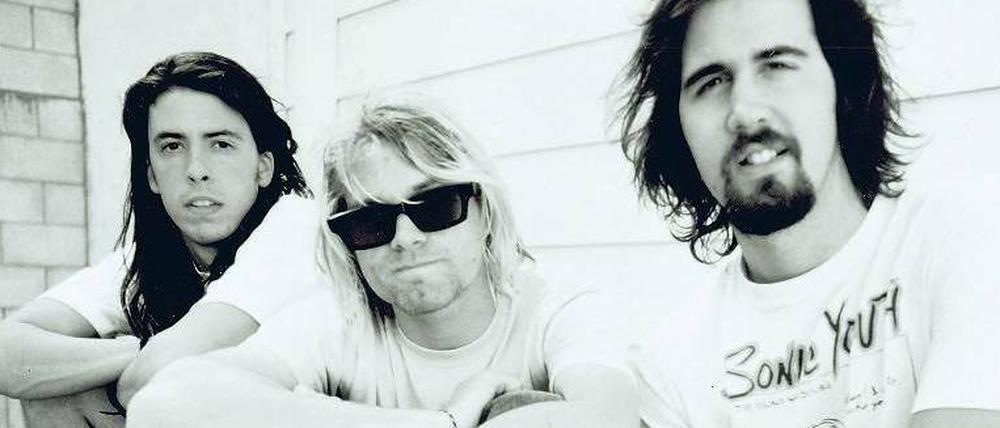 Die drei von der Grungestelle. Dave Grohl, Kurt Cobain und Krist Novoselic waren Nirvana. Vor zwanzig Jahren erschien ihr epochales Album „Nevermind“. Für viele Fans war die Band der ultimative Begleiter auf dem schweren Weg ins Erwachsenendasein. 