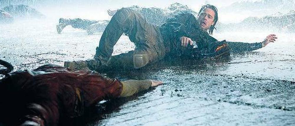 Nahkampf. Weltenretter Gerry Lane (Brad Pitt) wird heftig von einem Zombie bedrängt. „World War Z“ läuft ab Donnerstag in 18 Berliner Kinos. 