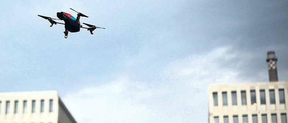 Spiel mit dem Überwachungsstaat. Eine von einem Demonstranten gelenkte Drohne fliegt in Berlin während eines Protest-„Spaziergangs“ vor dem Neubau des Bundesnachrichtendienstes. Zu der Demo hatten diese Woche Netzaktivisten aufgerufen.
