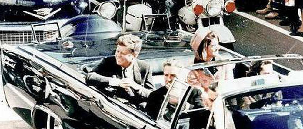 Auftakt einer Tragödie. John F. Kennedy und Jacqueline Kennedy werden am 22. November 1963 durch Dallas gefahren. Das Bild entstand wenige Augenblicke vor dem Attentat.