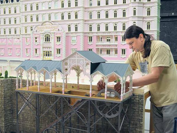 Alles Handarbeit. Das Model des Grand Budapest Hotel im Studio Babelsberg.