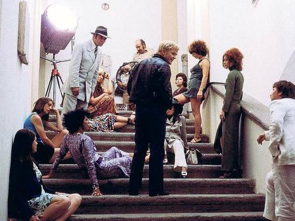 Sittengemälde. „Warnung vor einer heiligen Nutte“ (1970), mit Lou Castel als Regisseur (M.) und Fassbinder als Herstellungsleiter, rechts im weißen Anzug. 
