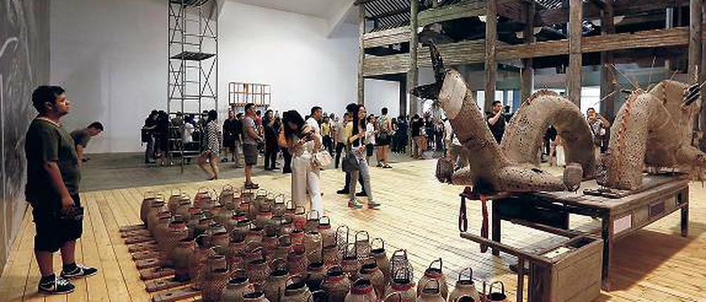 Geschichte wird gemacht. Ai Weiwei präsentiert in der „Tang Contemporary Art“-Galerie eine Ahnenhalle des 17. Jahrhunderts. 