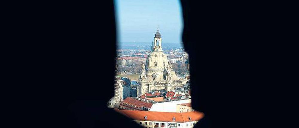 Licht und Schatten. Die Frauenkirche in Dresden, ein Symbol. Wo aus Ruinen eben noch Wiederauferstehung und Zukunftshoffnung wurden, beginnen die Touristen zurückzuschrecken und die Zivilgesellschaft muss ihre Werte neu verteidigen. 