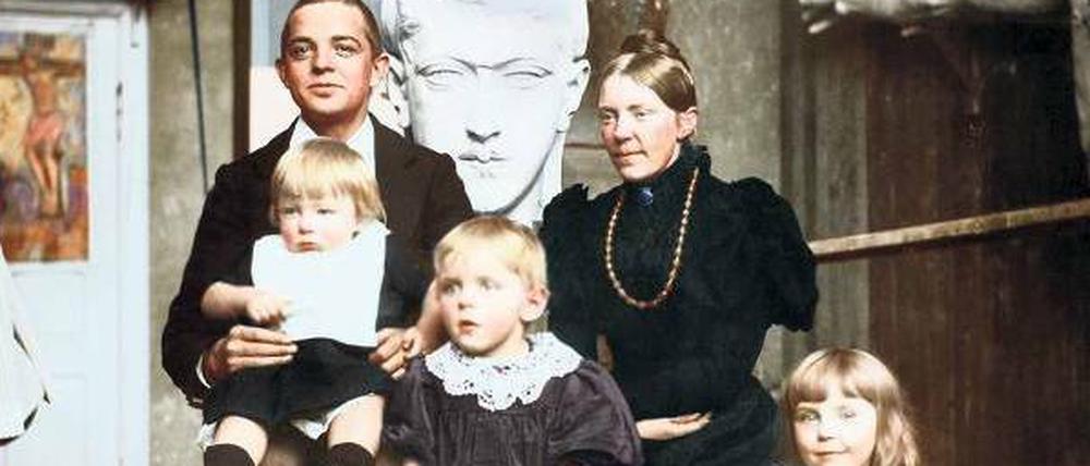 Carl Nielsen und seine Frau Anne Marie Brodersen mit den Kindern in Hellerupvej (um 1890).