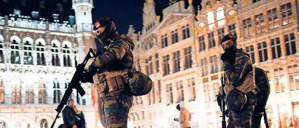 Ausnahmezustand. Soldaten patrouillieren auf der Grande Place von Brüssel.