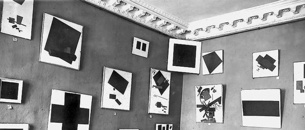 Blick in den Raum der Ausstellung von 1915, in dem die Werke Malewitsch' hingen. Mit dem "Schwarzen Quadrat" rechts oben in der Ecke.