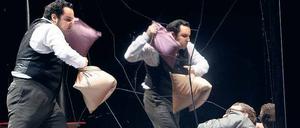 Sprung in der Kissenschlacht. Abdellah Lasri in der Rolle des Alfredo Germont und Simone Piazzola als Giorgio Germont in "La Traviata" an der Berliner Staatsoper