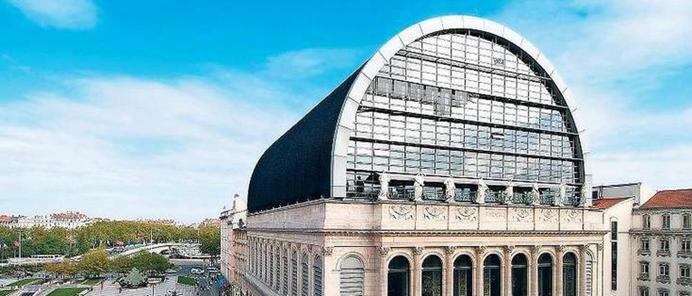 Die Opéra de Lyon wurde ursprünglich 1831 errichtet und dann 1993 umgebaut von Jean Nouvel. 